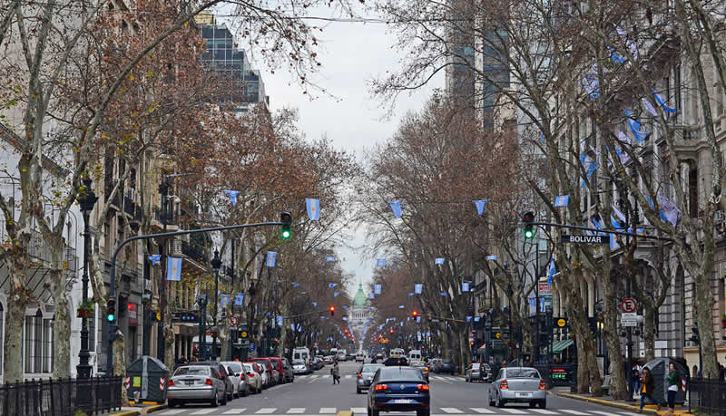 Recorrido a pie por la Avenida de Mayo